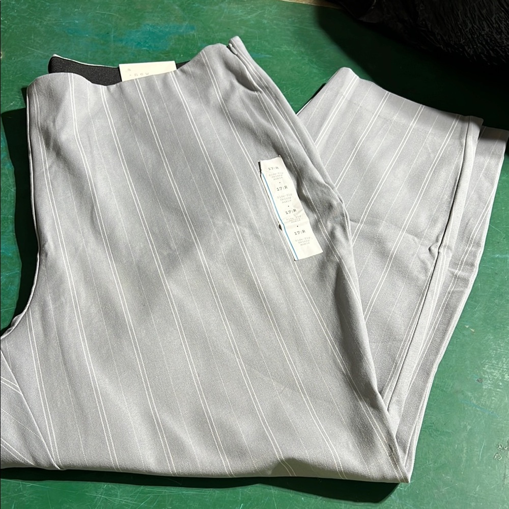 A New Day Gray Cropped Pants with Smooth Texture